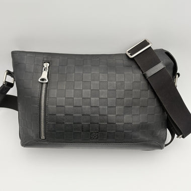 Damier Infini Discovery Messenger Bag MM Onyx Black