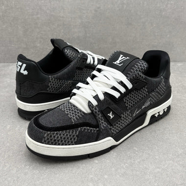 Trainer Black White