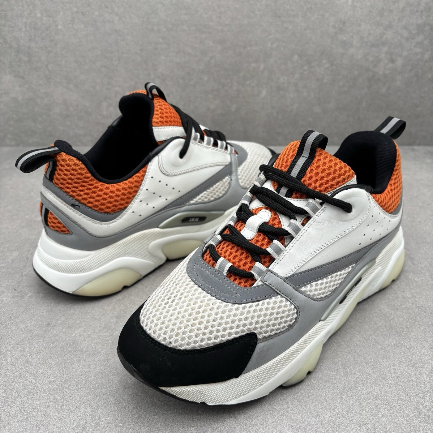 B22 White Orange