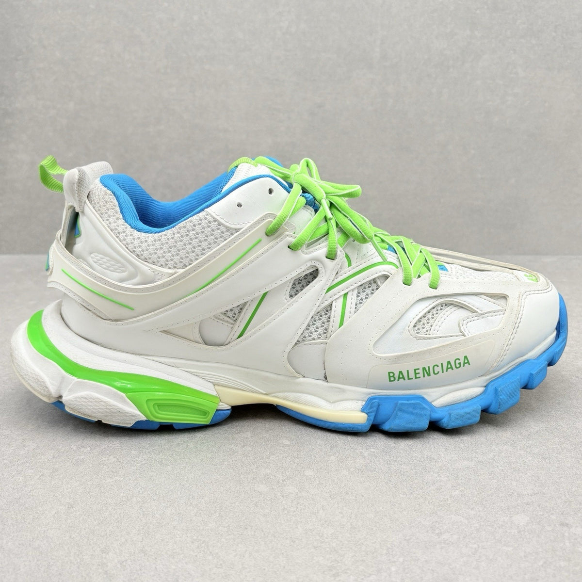 Track White Blue Green — photo 2