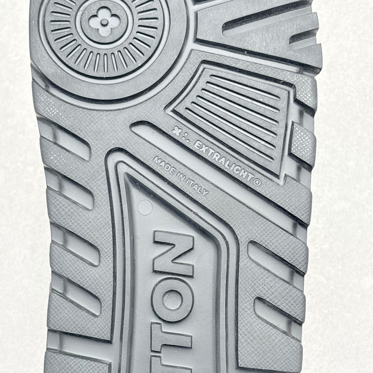 Louis Vuitton Denim Monogram Maxi Trainer Black White — photo 13