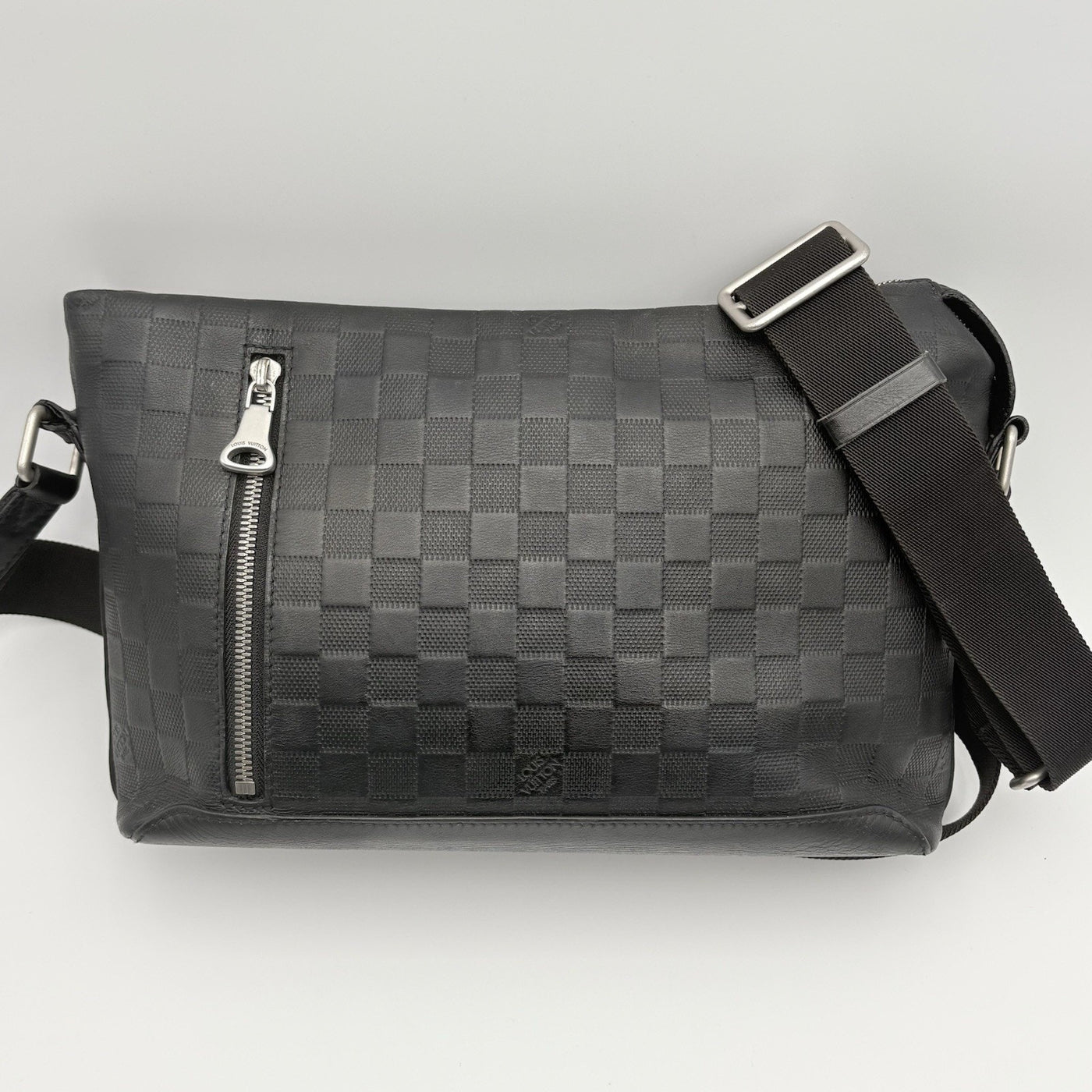 Damier Infini Discovery Messenger Bag MM Onyx Black