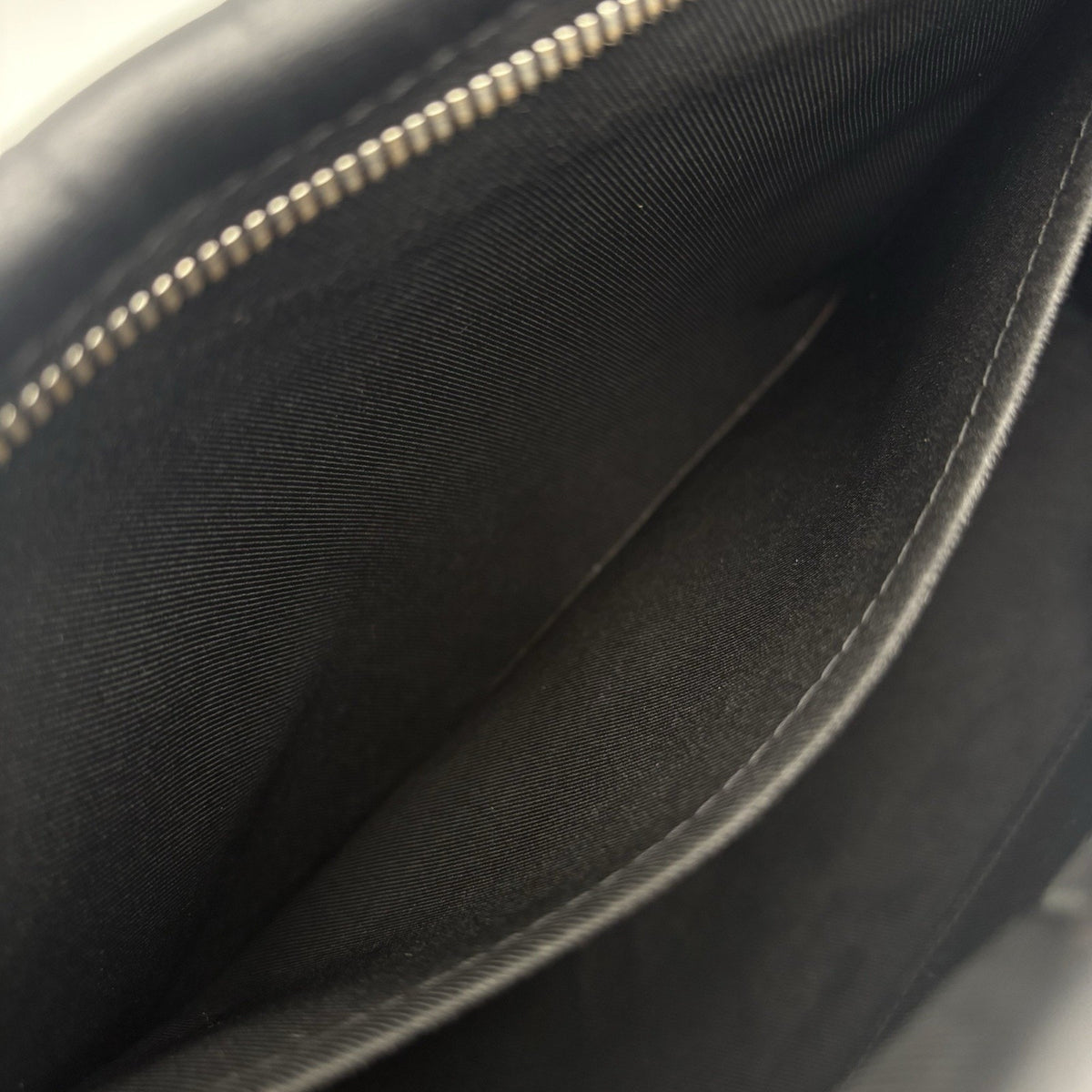 Damier Infini Discovery Messenger Bag MM Onyx Black — photo 15