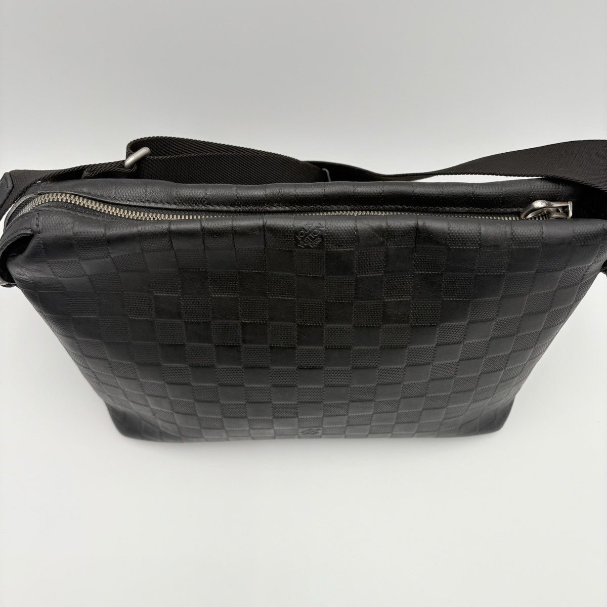Damier Infini Discovery Messenger Bag MM Onyx Black — photo 3