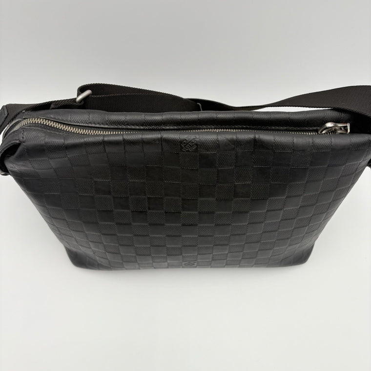 Damier Infini Discovery Messenger Bag MM Onyx Black — photo 3