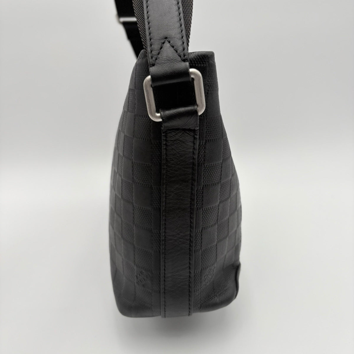 Damier Infini Discovery Messenger Bag MM Onyx Black — photo 6
