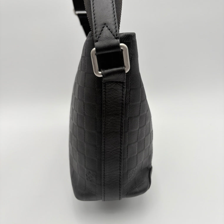 Damier Infini Discovery Messenger Bag MM Onyx Black — photo 6