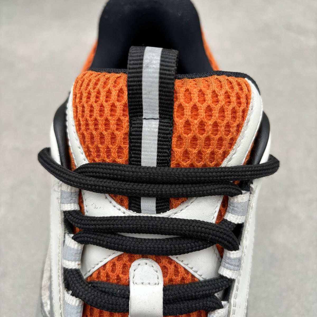 B22 White Orange — photo 6