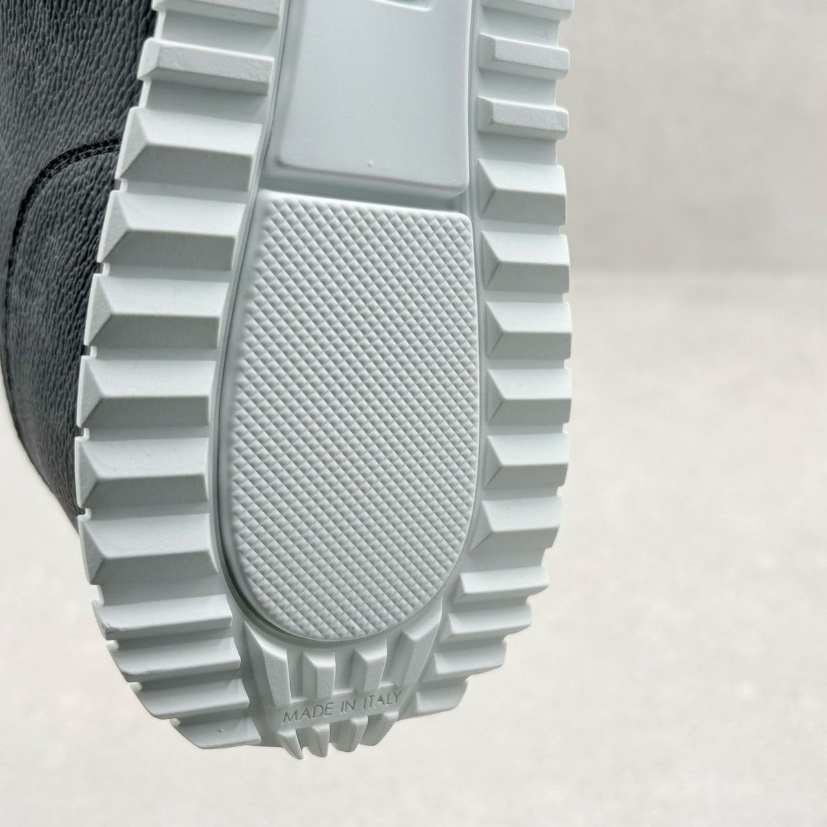 ONLY TRIED ON! Louis Vuitton Tri Color Run Away Low — photo 14