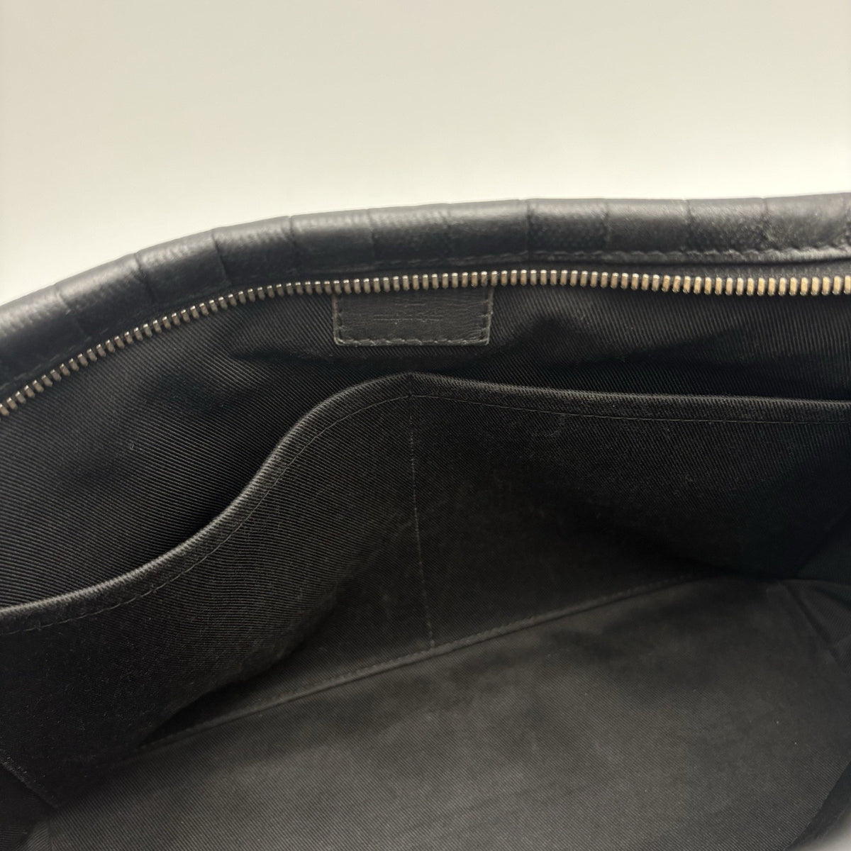 Damier Infini Discovery Messenger Bag MM Onyx Black — photo 16