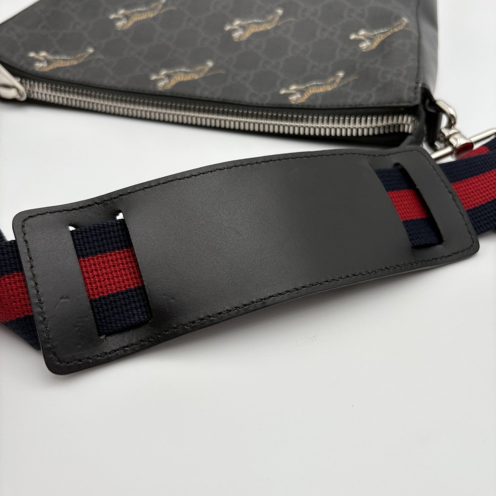 Gucci Bestiary GG Supreme Tigers Messenger Bag ' Black Grey ' | SUPER CLEAN!