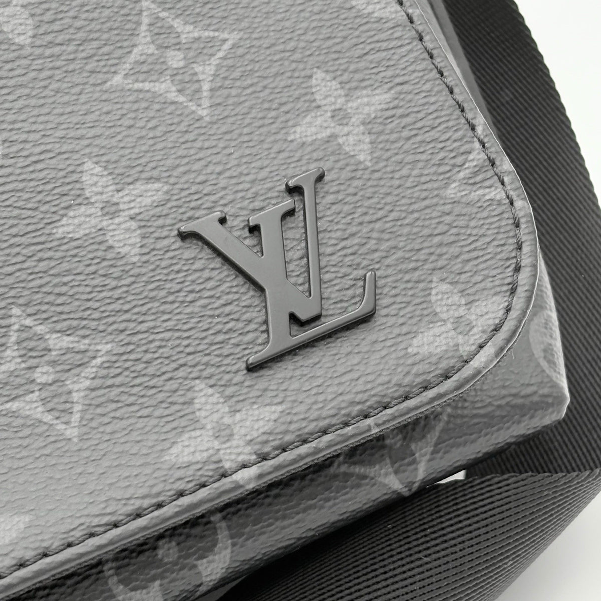 District Monogram Eclipse Messenger Bag Black — photo 11