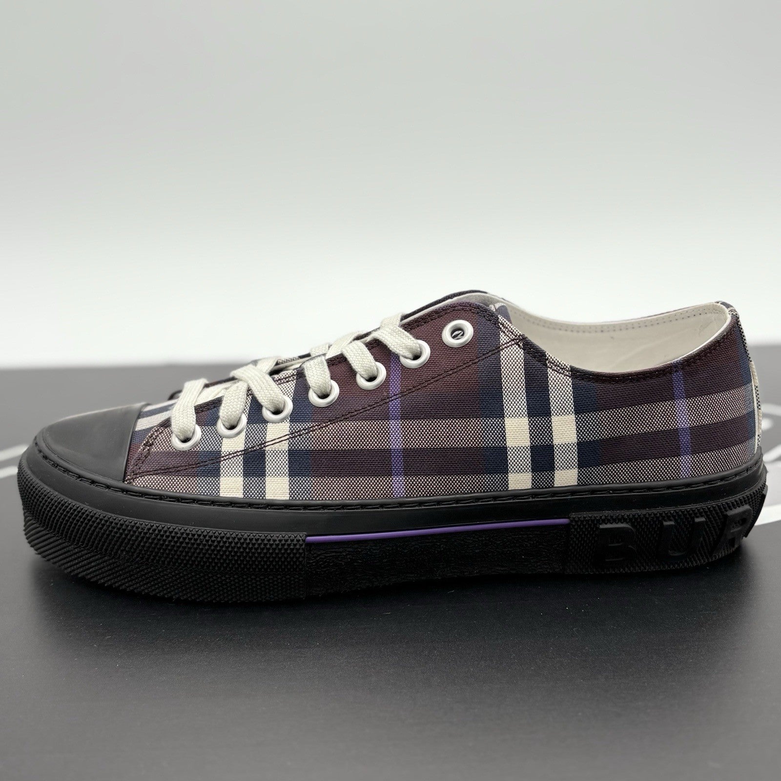 Size 43 (10 US) - Burberry Low Sneaker ' ' | SUPER CLEAN!