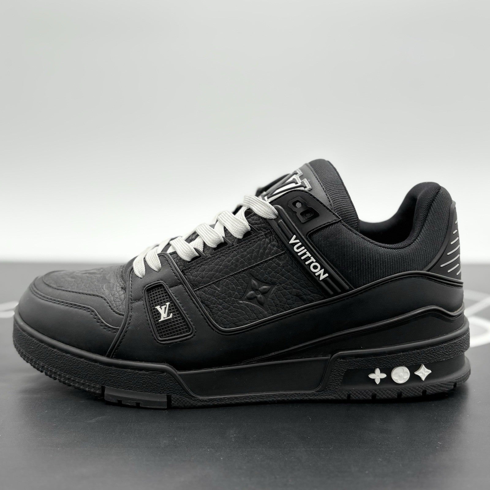 Size 8.5 LV (9.5-10 US) - Louis Vuitton Trainer ' Black ' | SUPER CLEAN!