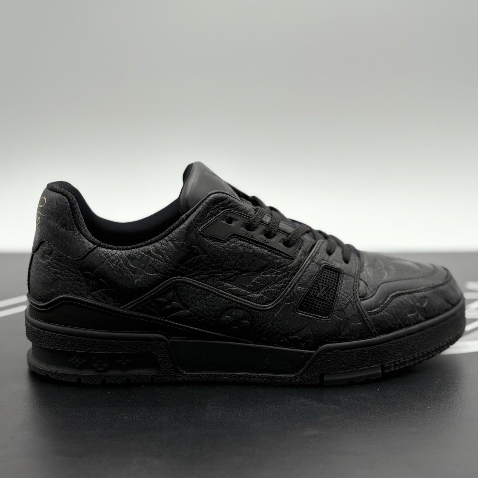 Size 6 LV (US 7-7.5) Louis Vuitton Trainer ' Black ' | GOOD CONDITION!