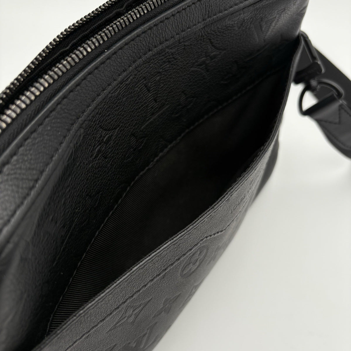 Messenger Bag Monogram Shadow Black — photo 10