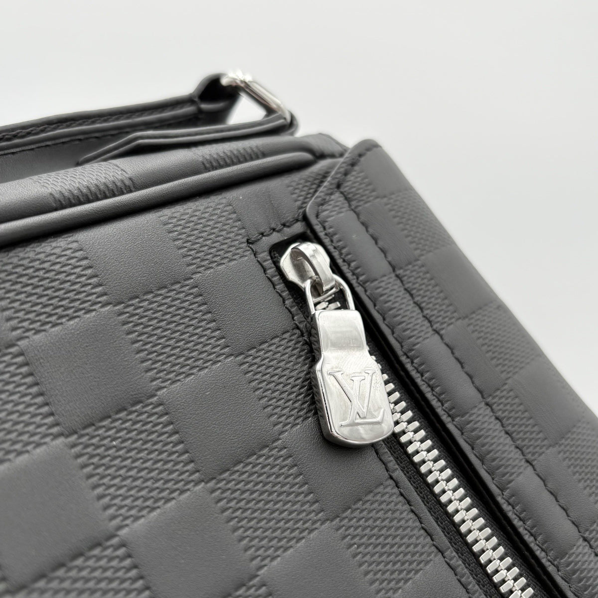 District PM Infini Messenger Bag Black — photo 14