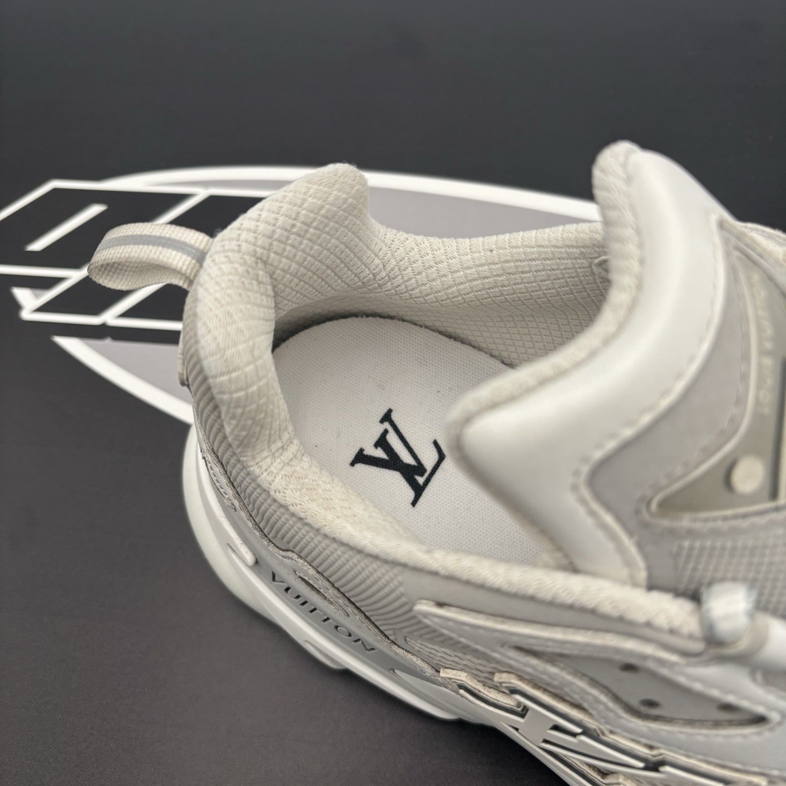 Size 7 LV (8-8.5 US) Louis Vuitton LV Runner Tactic ' White ' | GREAT!