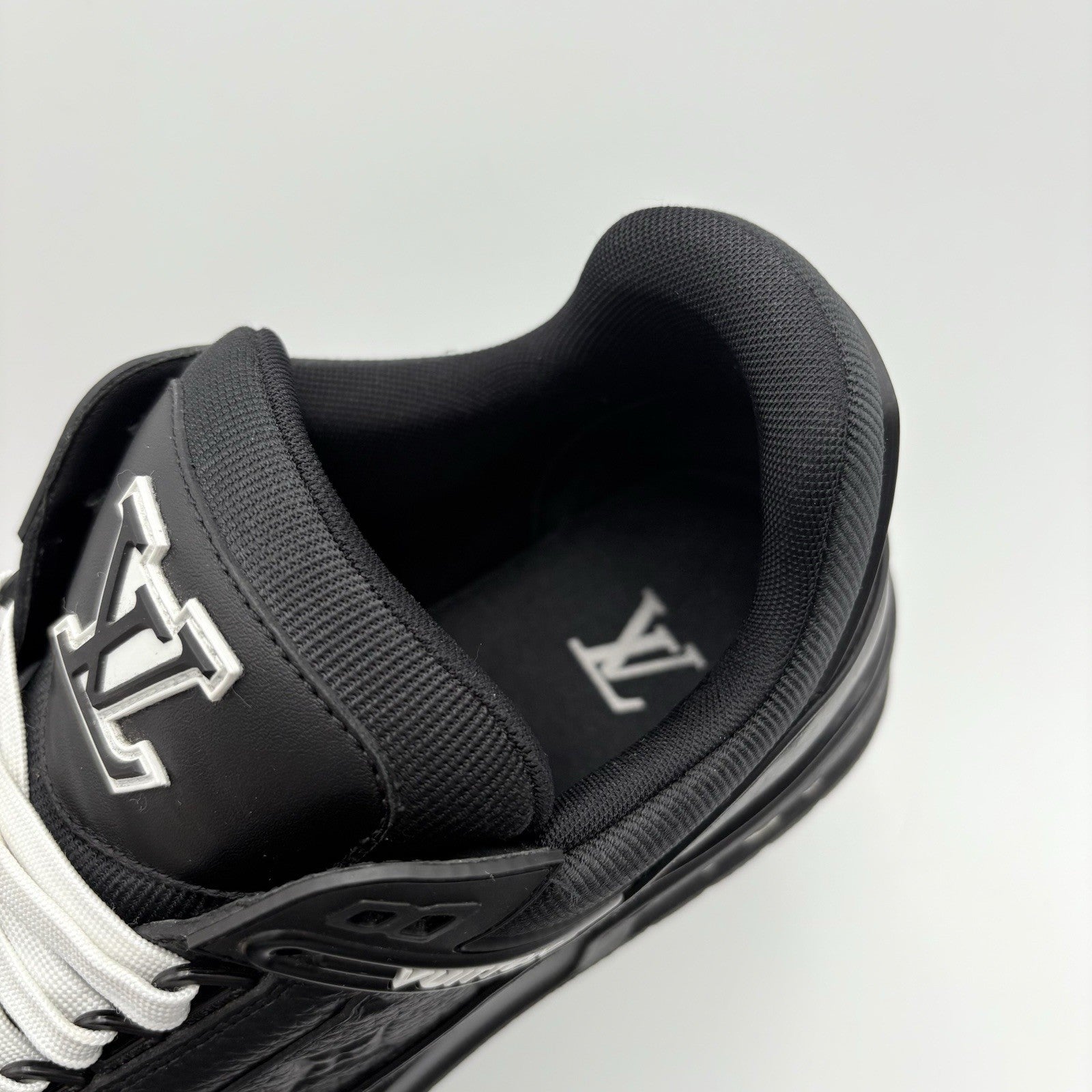 Size 7 LV (8-8.5 US) Louis Vuitton Trainer ' Black ' | GOOD CONDITION!
