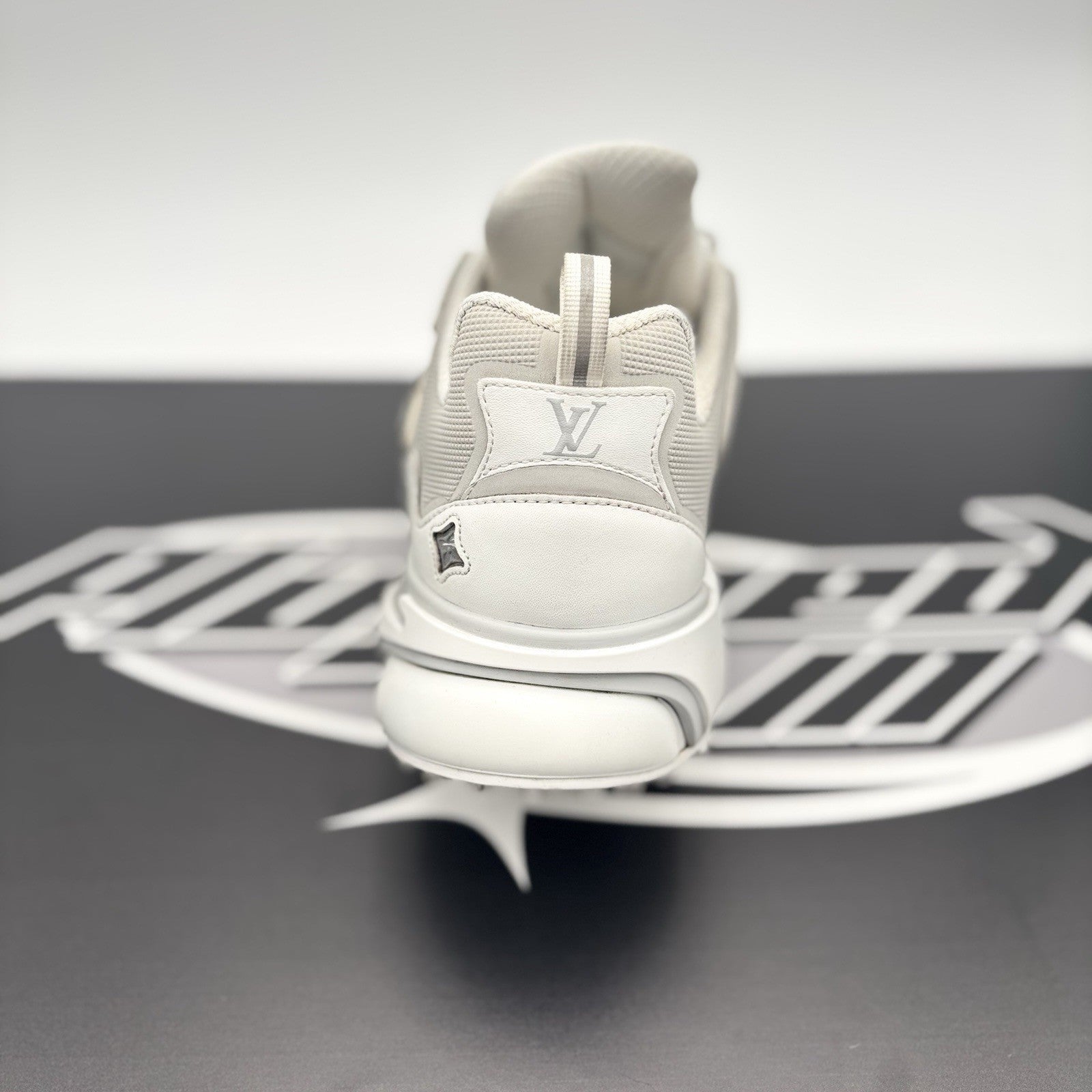 Size 7 LV (8-8.5 US) Louis Vuitton LV Runner Tactic ' White ' | GREAT!