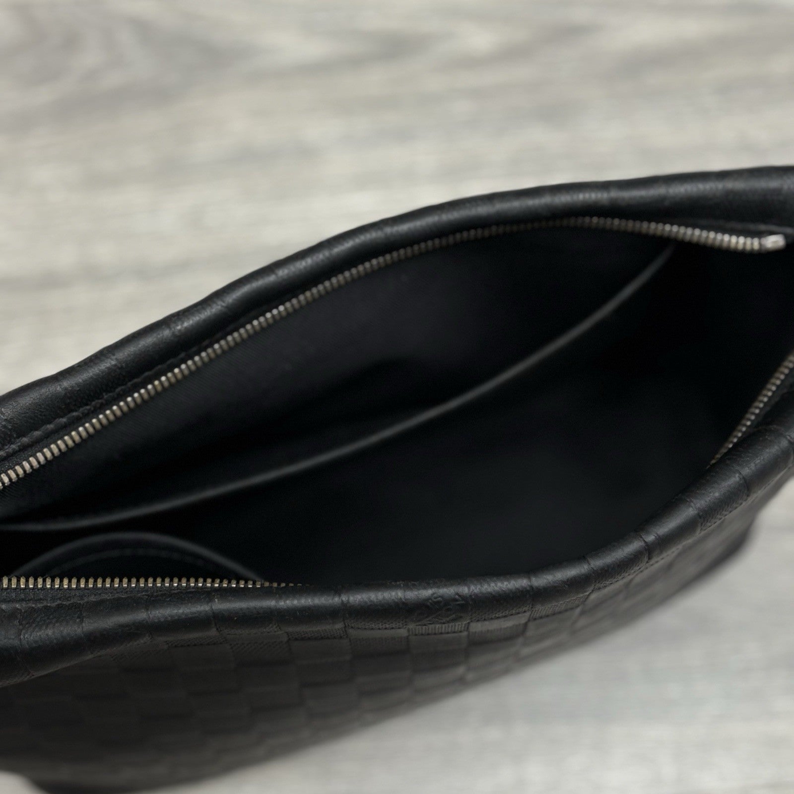 Louis Vuitton Damier Infini Discovery Messenger Bag MM Onyx ' Black ' | CLEAN!