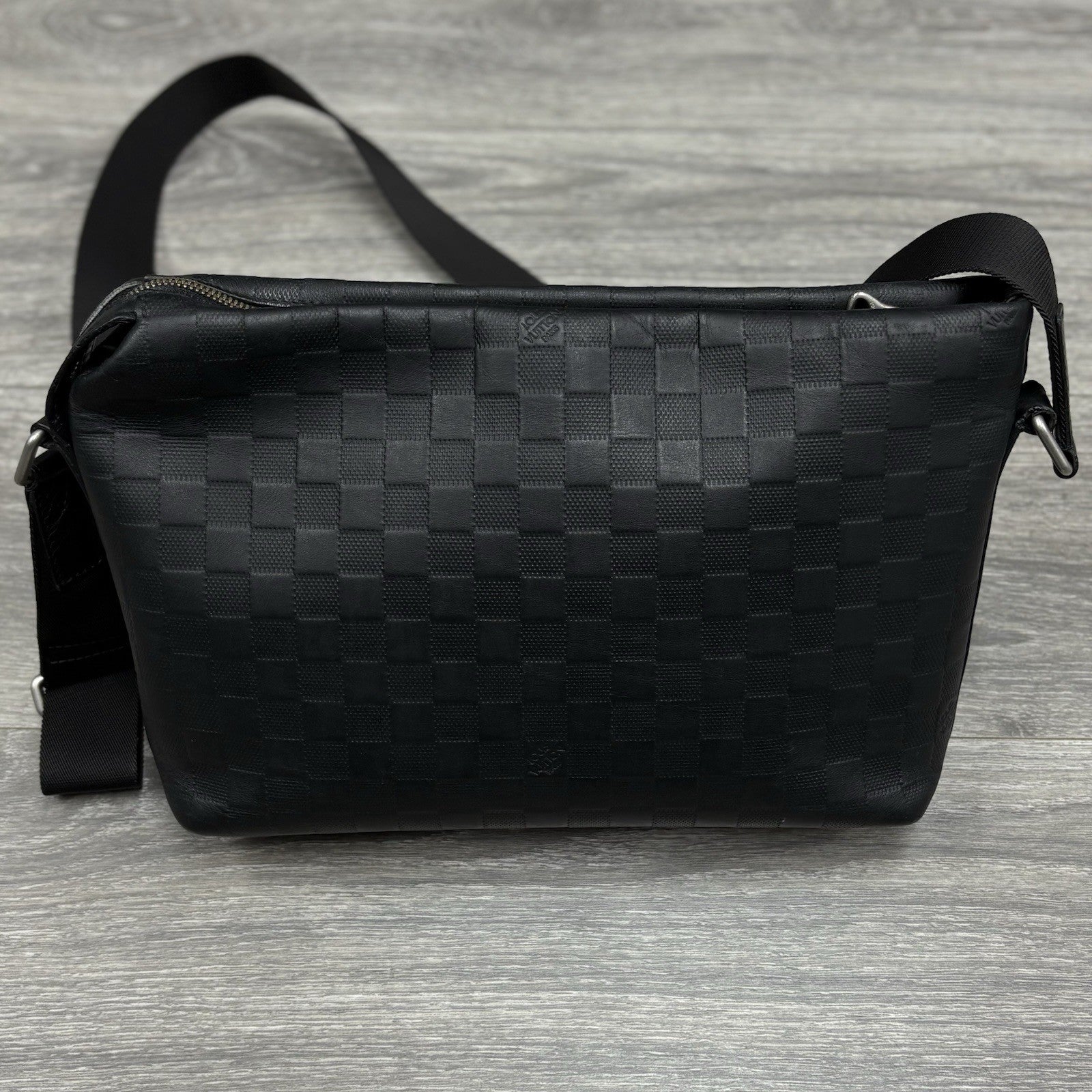 Louis Vuitton Damier Infini Discovery Messenger Bag MM Onyx ' Black ' | CLEAN!