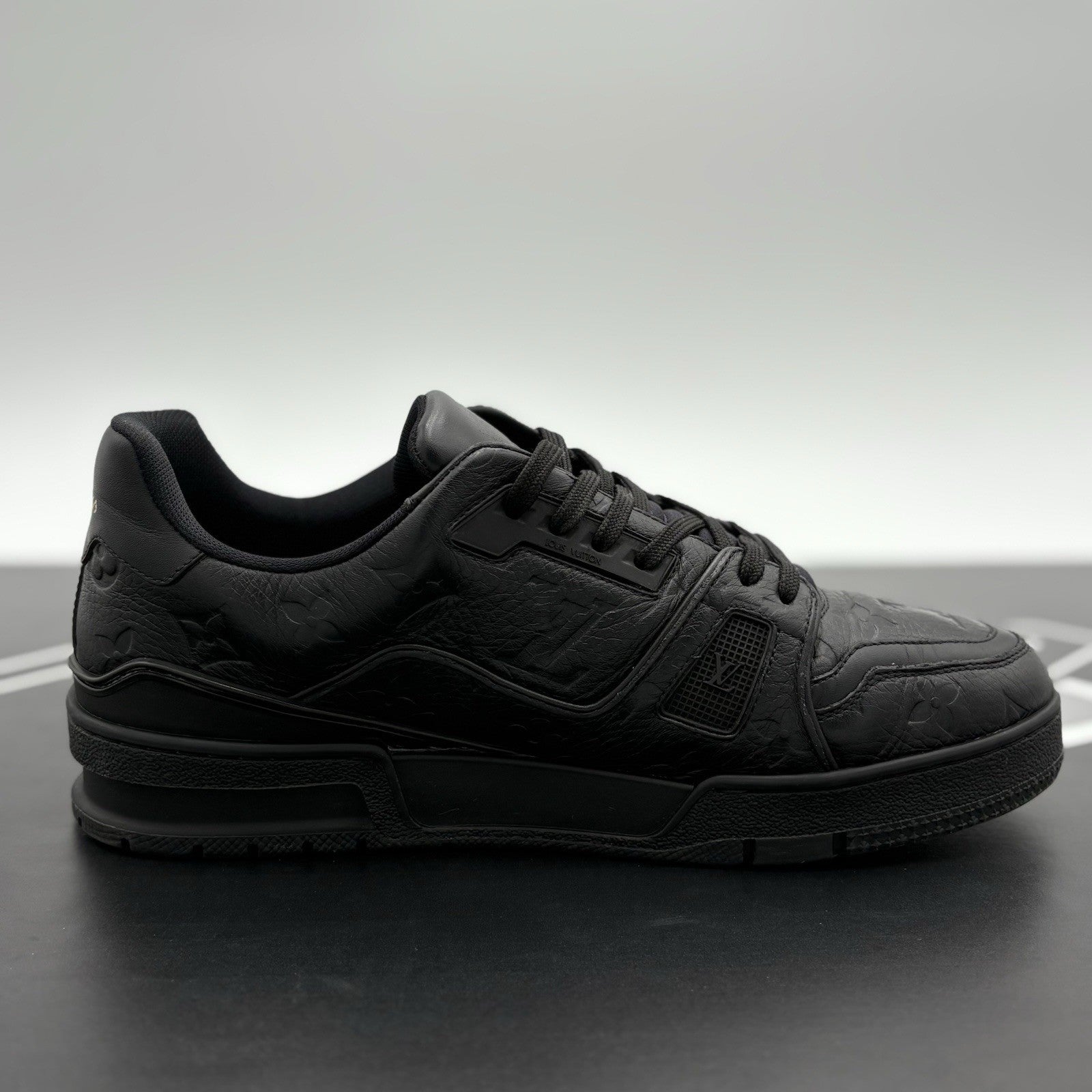 Size 6 LV (US 7-7.5) Louis Vuitton Trainer ' Black ' | GOOD CONDITION!