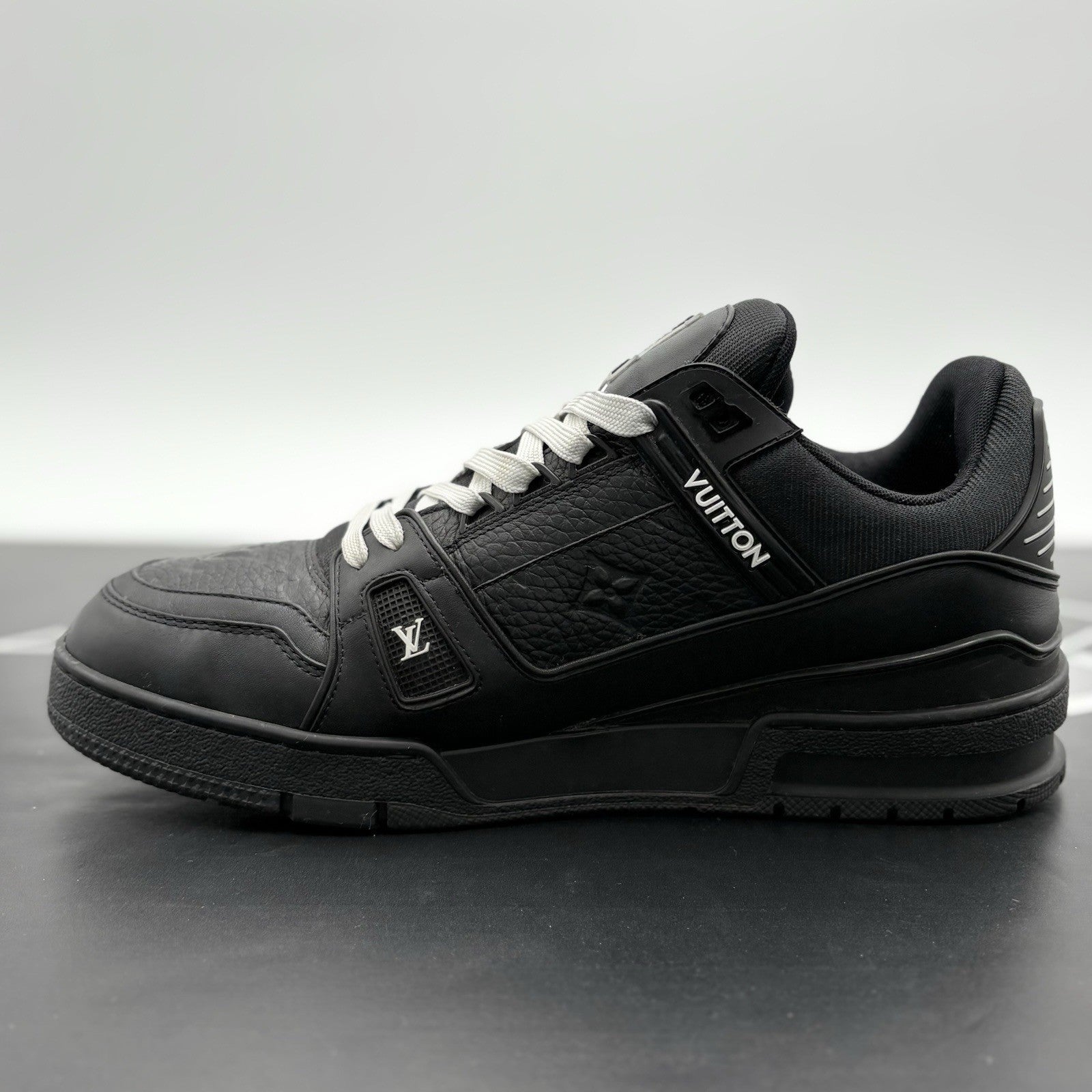 Size 8.5 LV (9.5-10 US) - Louis Vuitton Trainer ' Black ' | SUPER CLEAN!