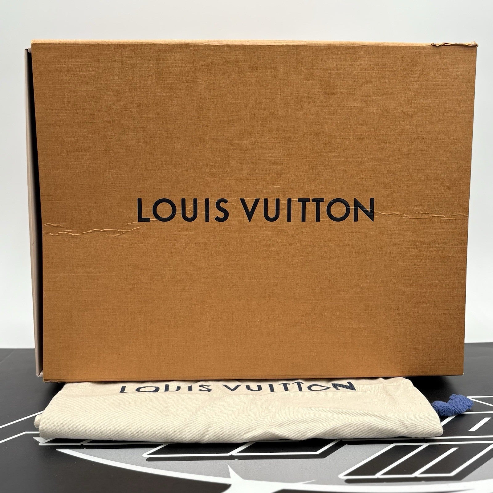 Size 8.5 LV (9.5-10 US) - Louis Vuitton Trainer ' Black ' | SUPER CLEAN!