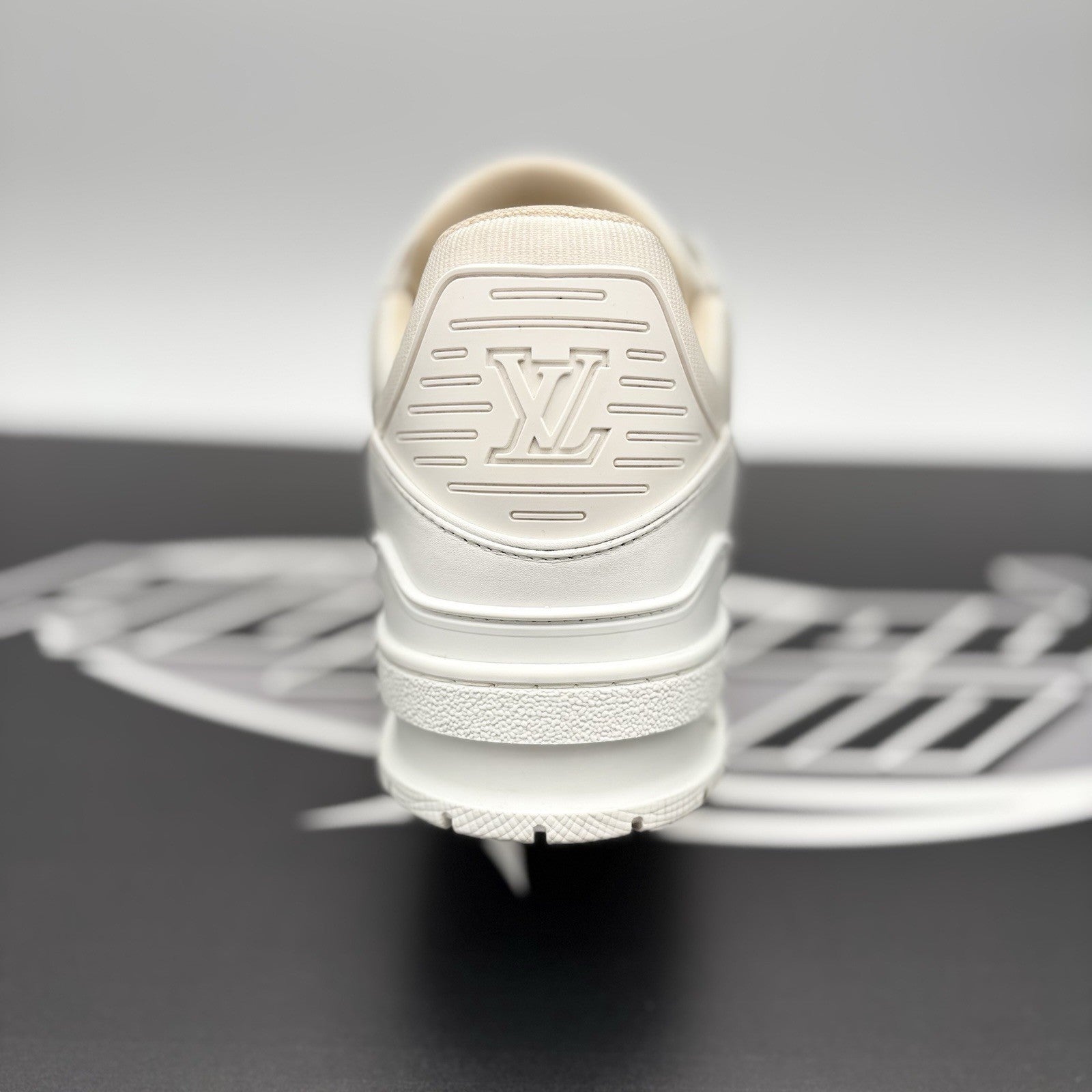 Size 7 LV (8-8.5 US) - Louis Vuitton Trainer ' White ' | EXCELLENT CONDITION!