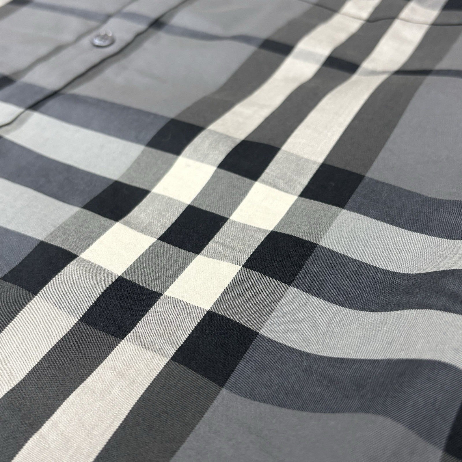 Size M - Burberry Plaid Short Sleeve Button Up ' Grey ' | SUPER CLEAN!