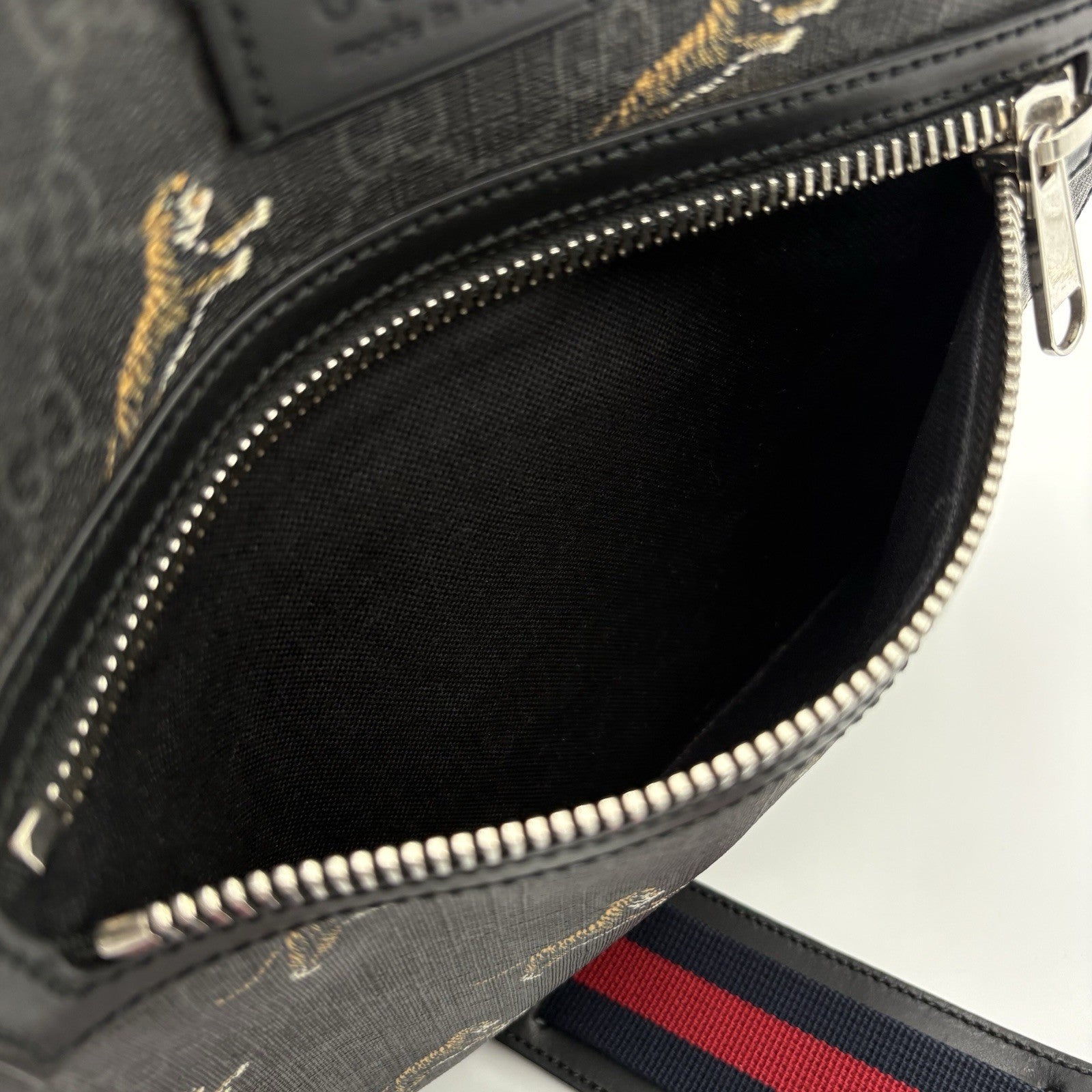 Gucci Bestiary GG Supreme Tigers Messenger Bag ' Black Grey ' | SUPER CLEAN!