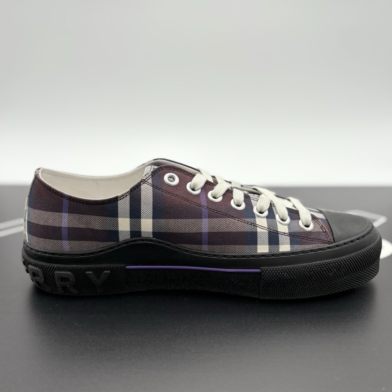 Size 43 (10 US) - Burberry Low Sneaker ' ' | SUPER CLEAN!