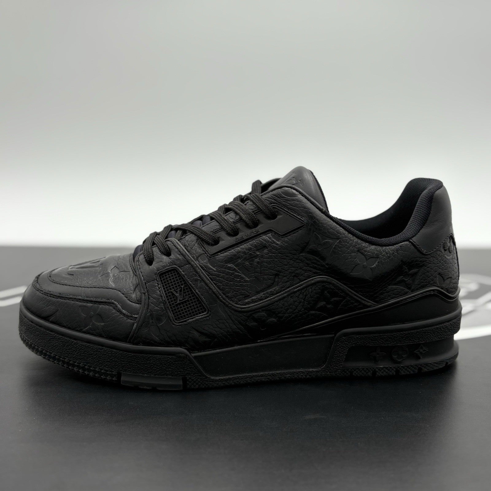 Size 6 LV (US 7-7.5) Louis Vuitton Trainer ' Black ' | GOOD CONDITION!