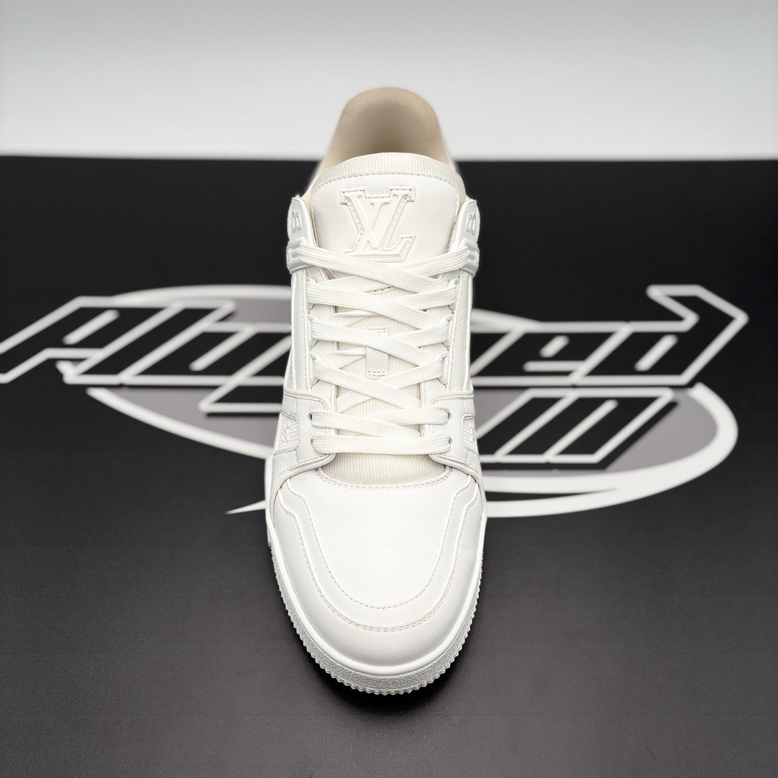 Size 7 LV (8-8.5 US) - Louis Vuitton Trainer ' White ' | EXCELLENT CONDITION!