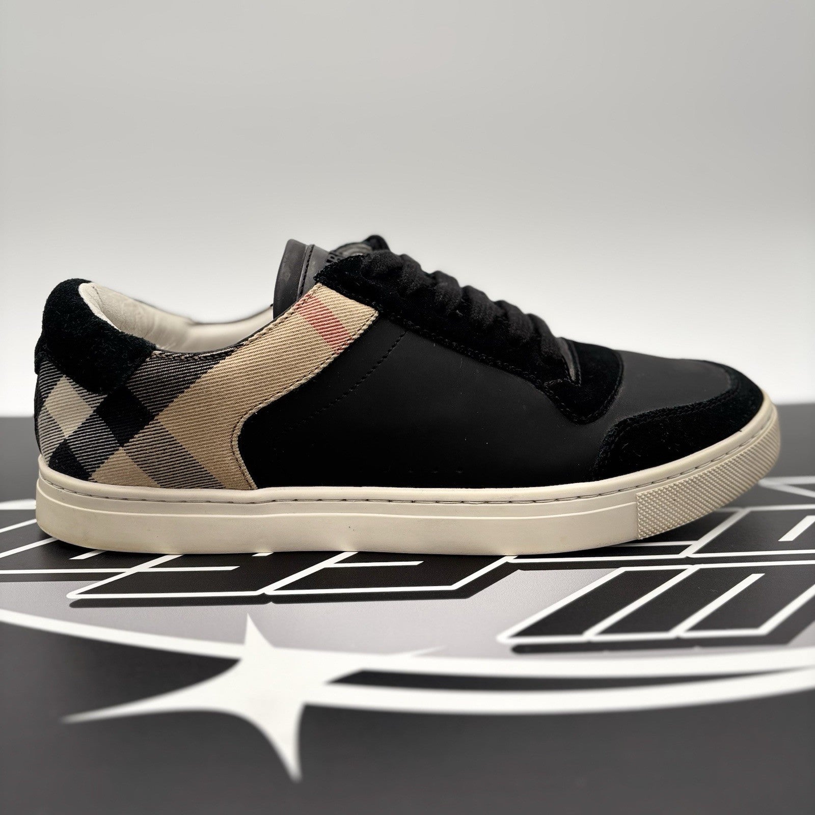Size 42 (9 US) Burberry House Check ' Black Archive Beige White ' | GREAT COND!