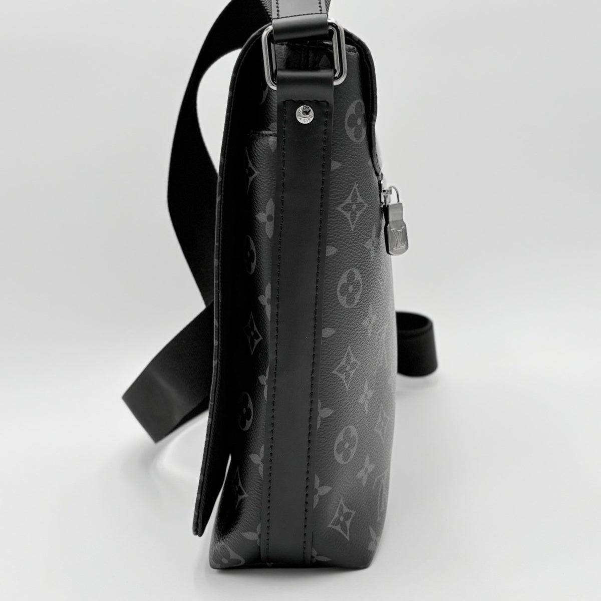 District Monogram Eclipse Messenger Bag Black — photo 6