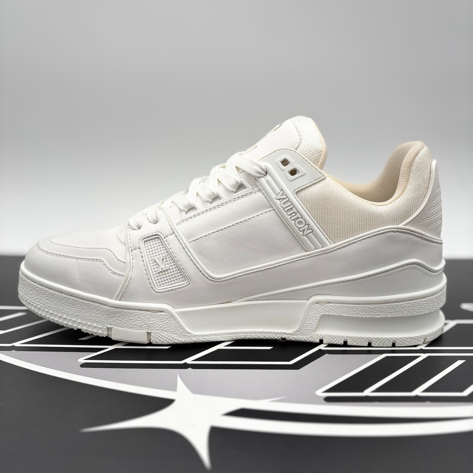 Size 7 LV (8-8.5 US) - Louis Vuitton Trainer ' White ' | EXCELLENT CONDITION!