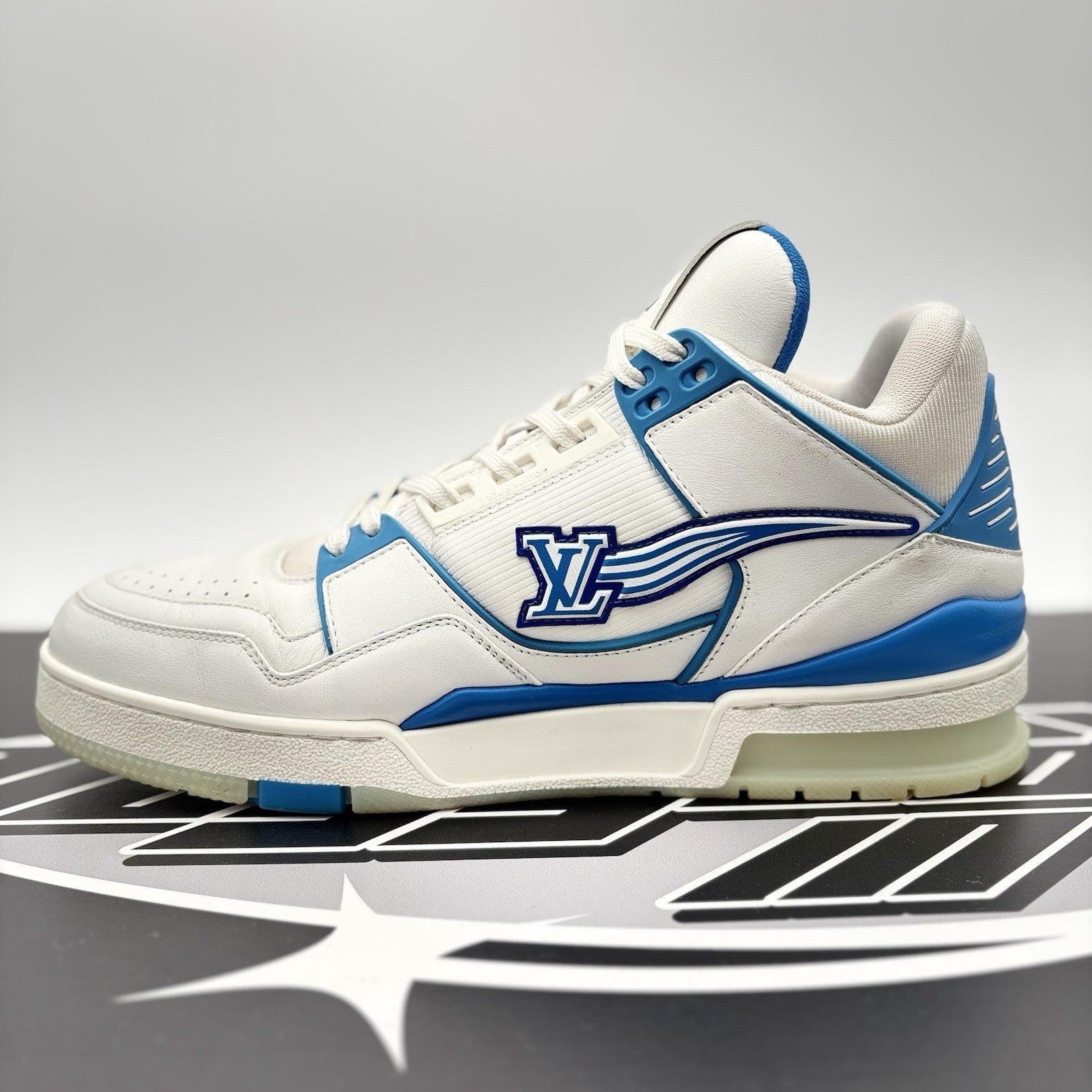 Size 8.5 LV (9.5-10 US) - Louis Vuitton Trainer Mid ‘ White, Blue ’ | GREAT!