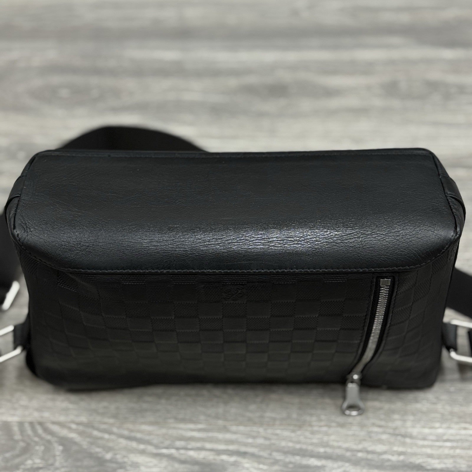 Louis Vuitton Damier Infini Discovery Messenger Bag MM Onyx ' Black ' | CLEAN!