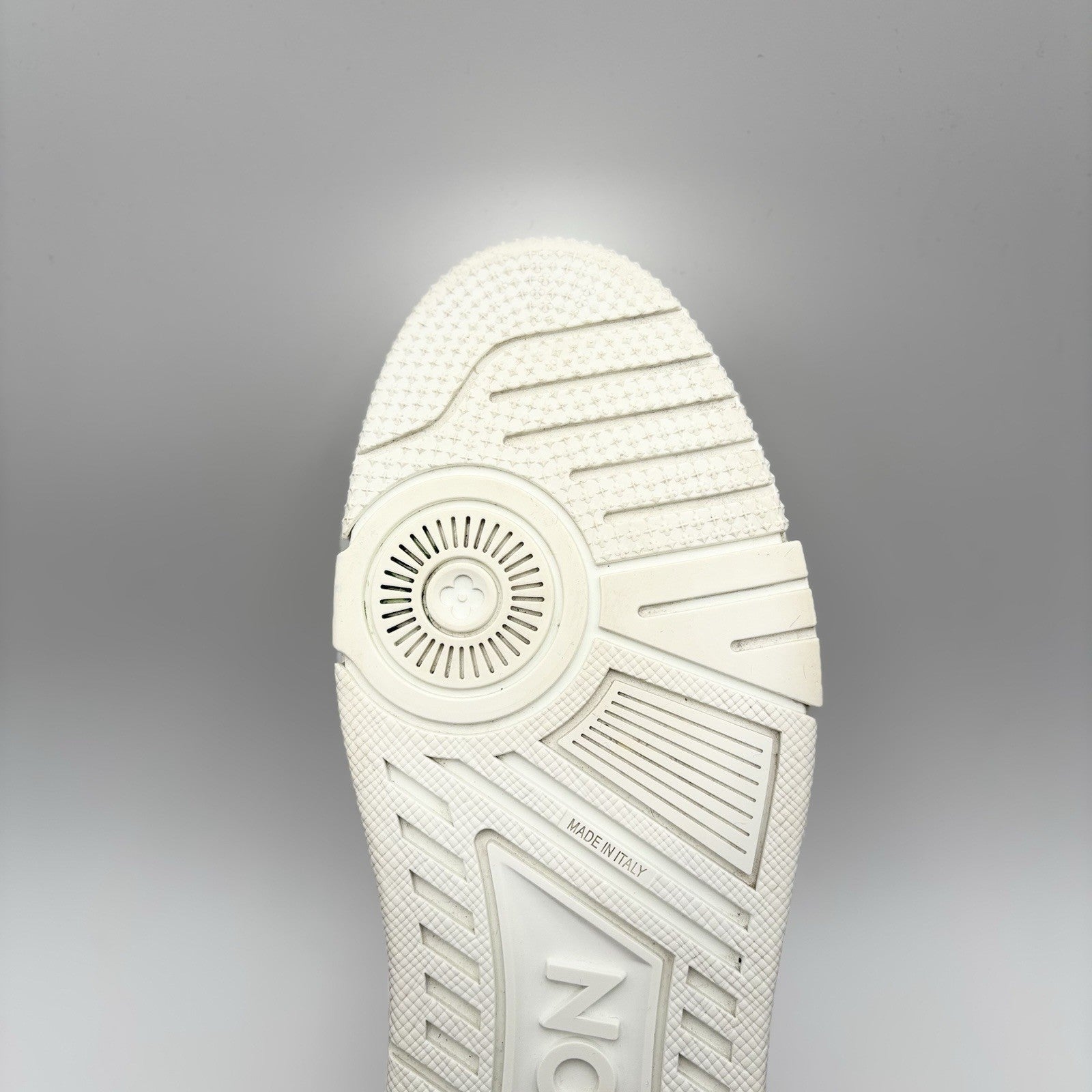 Size 7 LV (8-8.5 US) - Louis Vuitton Trainer ' White ' | EXCELLENT CONDITION!