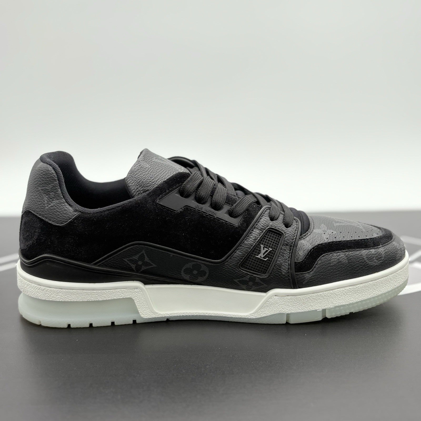 Size 8 LV (US 9-9.5) Louis Vuitton Trainer ' Black ' | SUPER CLEAN!