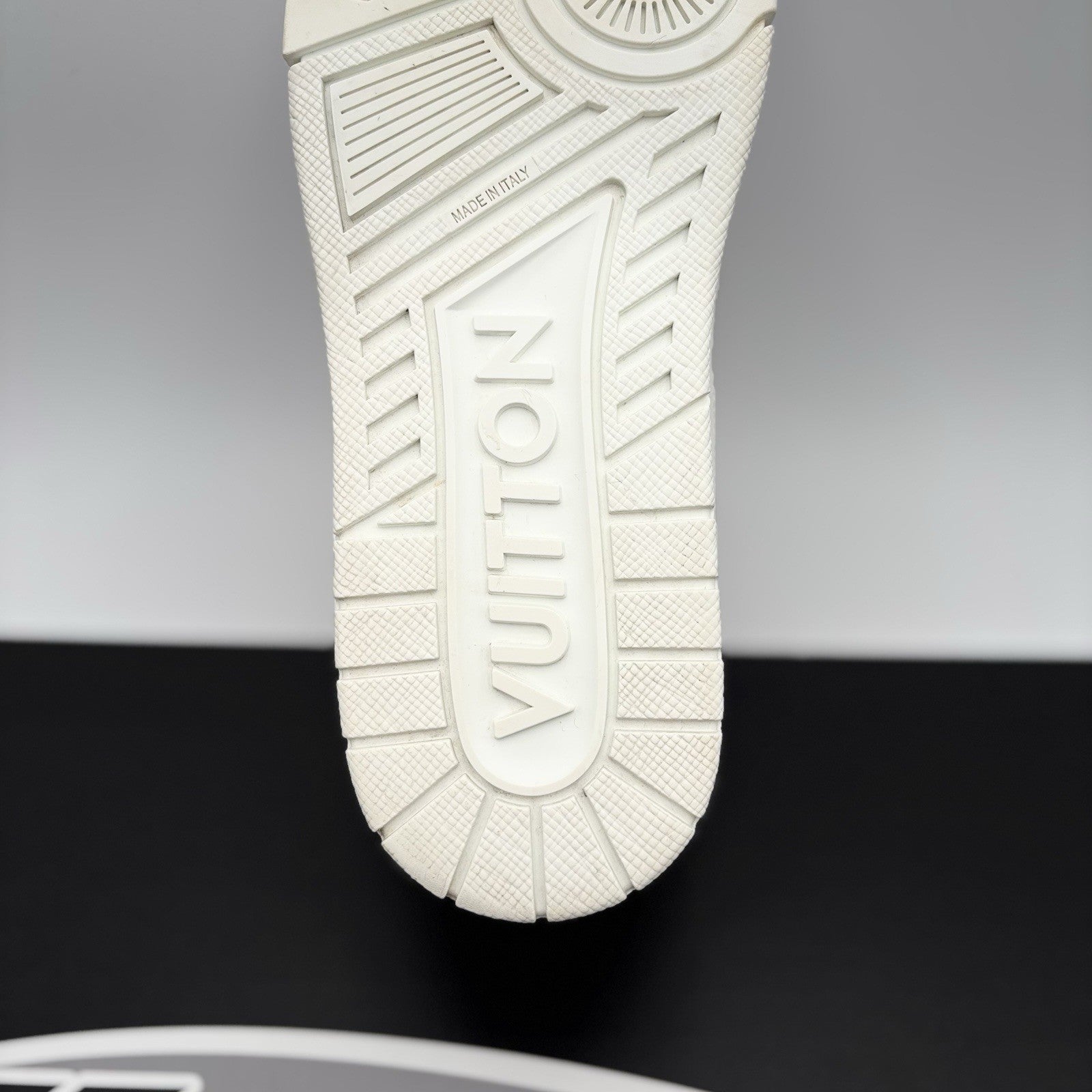 Size 7 LV (8-8.5 US) - Louis Vuitton Trainer ' White ' | EXCELLENT CONDITION!