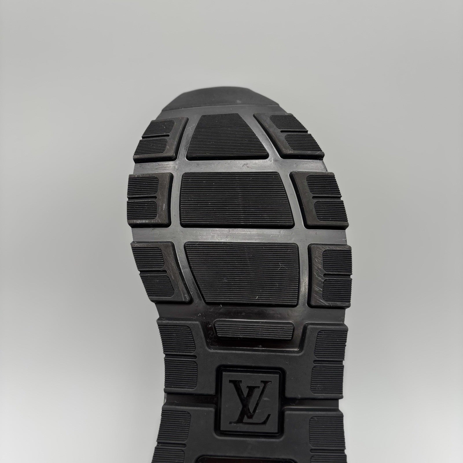 Size 8 LV (9-9.5 US) Louis Vuitton Run Away Low ' Black ' | EXCELLENT CONDITION!
