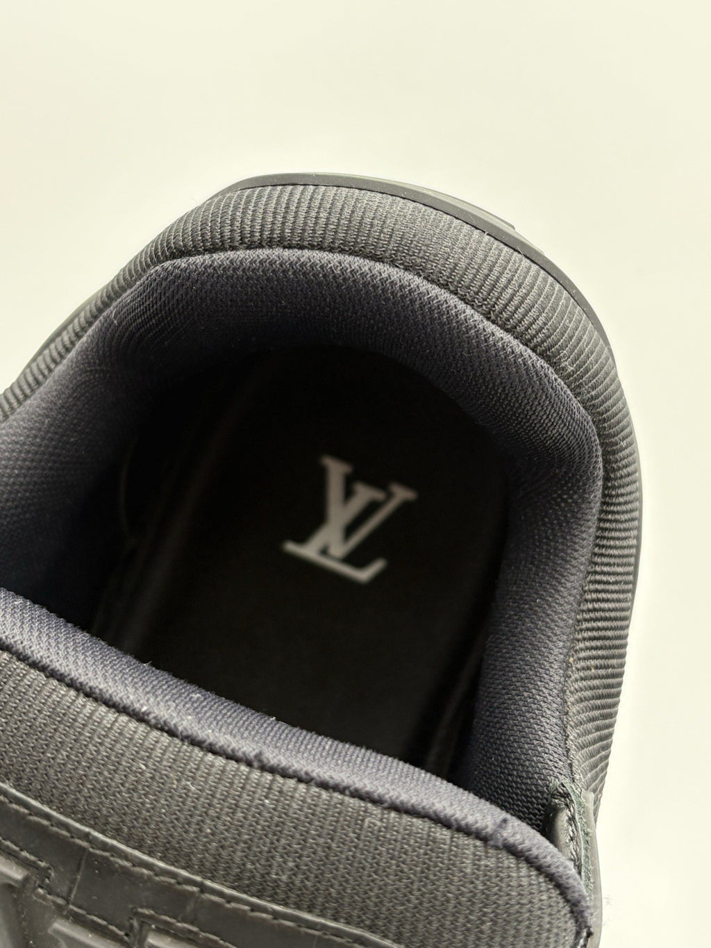 Size 8.5 LV (9.5-10 US) - Louis Vuitton Maxi Sneaker ' Black ' | EXCELLENT COND!