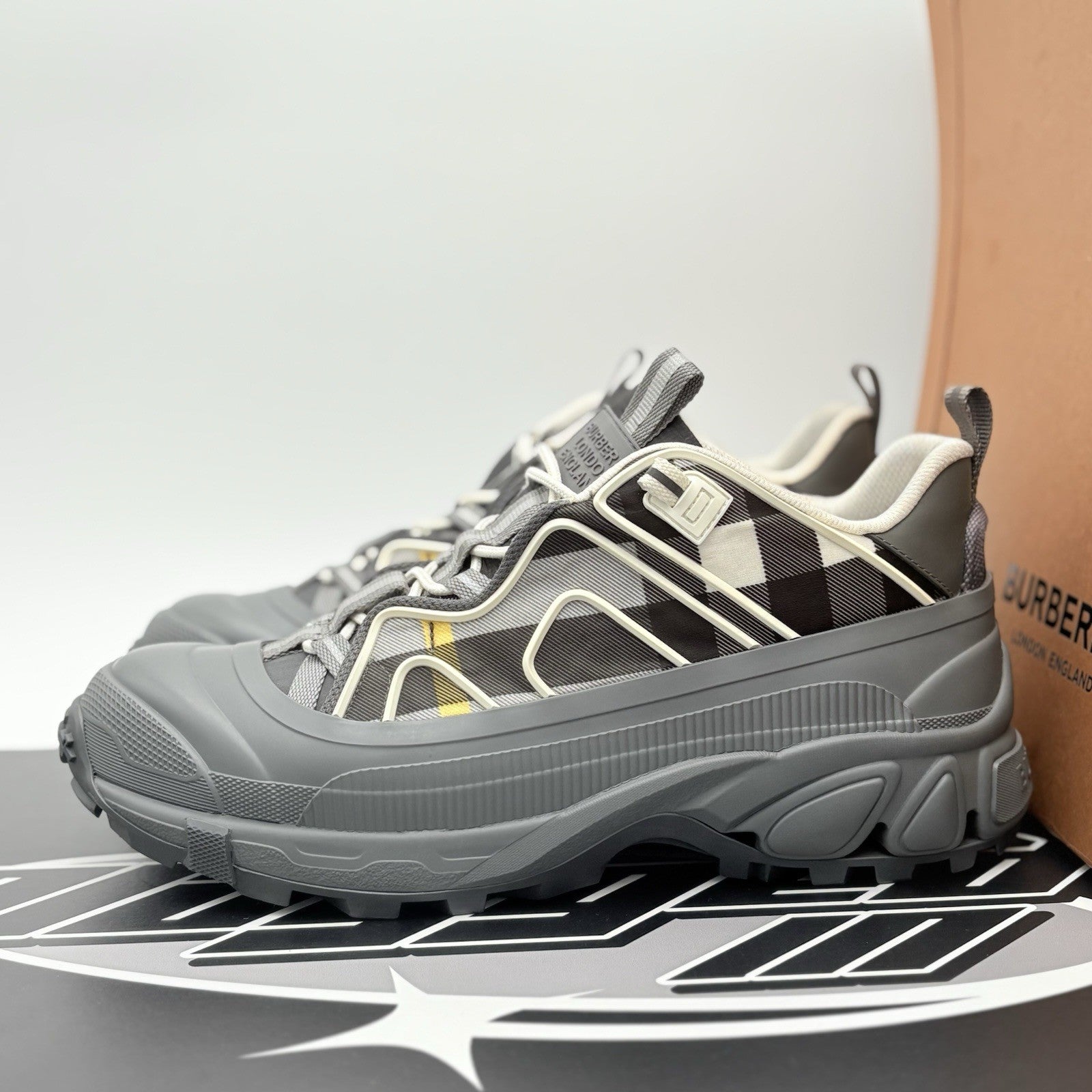Size 44 (11 US) - Burberry Arthur Vintage Check ' Grey ' | SUPER CLEAN!