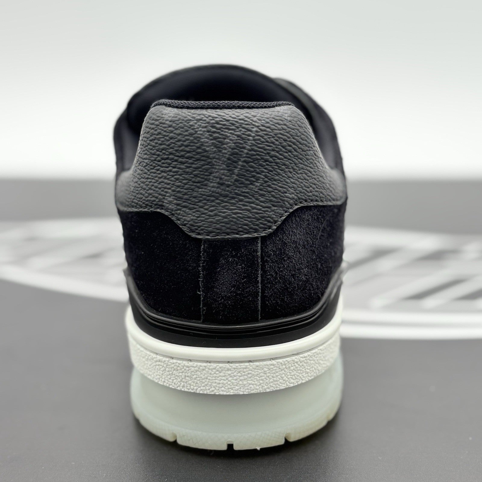 Size 8 LV (US 9-9.5) Louis Vuitton Trainer ' Black ' | SUPER CLEAN!