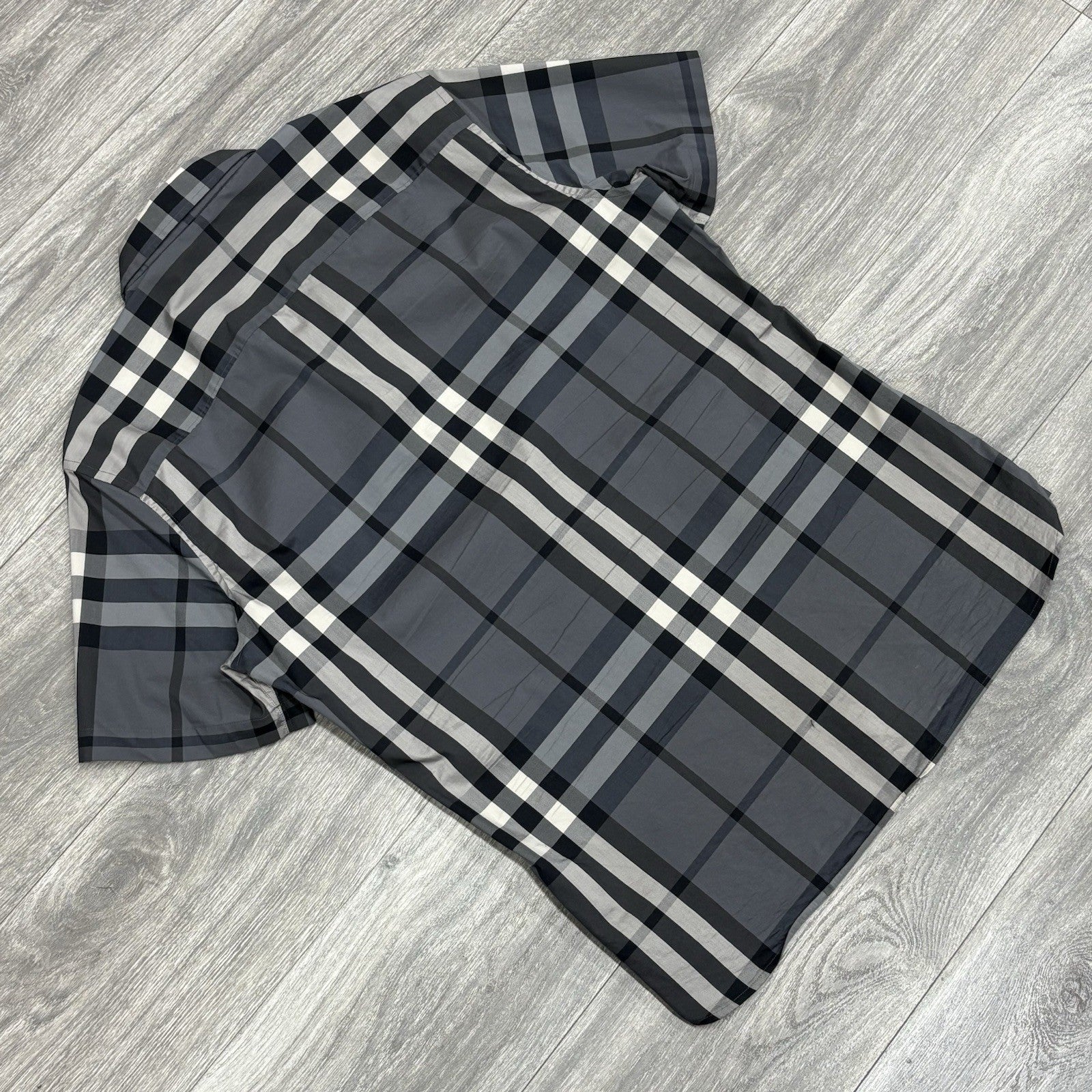 Size M - Burberry Plaid Short Sleeve Button Up ' Grey ' | SUPER CLEAN!