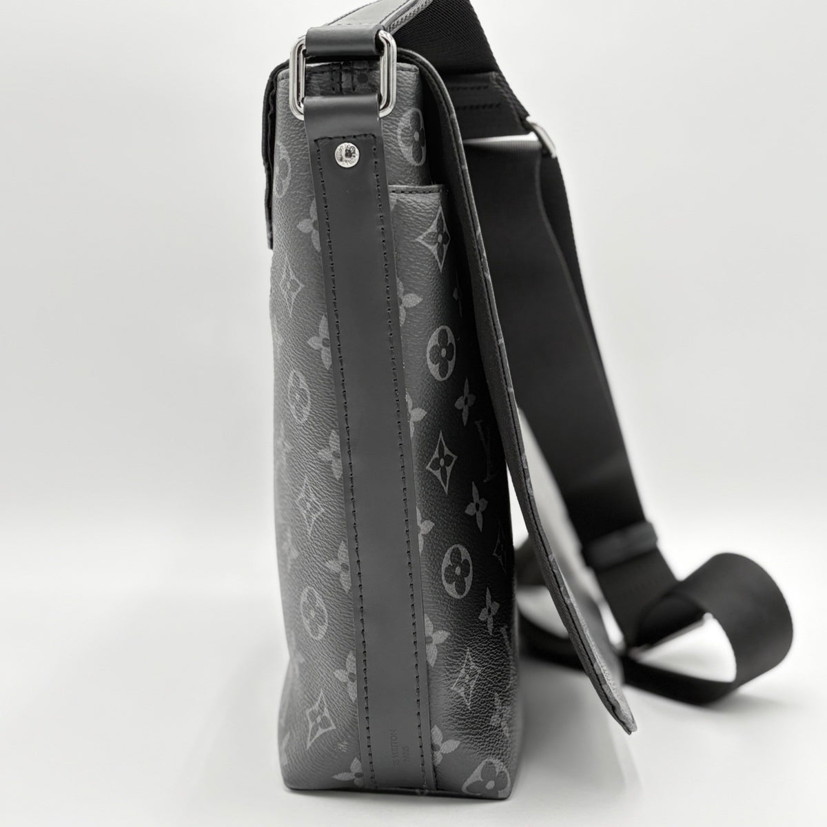 District Monogram Eclipse Messenger Bag Black — photo 8