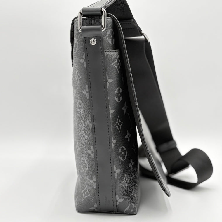 District Monogram Eclipse Messenger Bag Black — photo 8